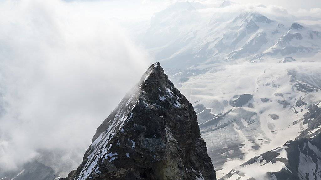 Zwei englische Bergsteiger sind auf der italienischen Seite des Matterhorns von schlechtem Wetter überrascht worden und erfroren. (Archivbild)
