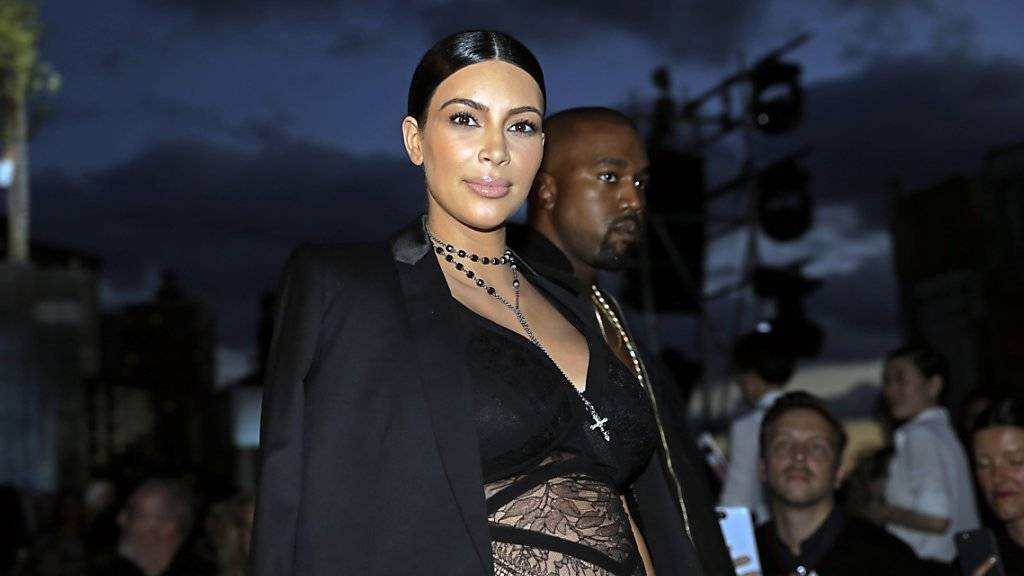 Kanye West (Hintergrund) sorgte dafür, dass Kim Kardashian an ihrem 35. Geburtstag nicht die Dickste war (Archiv).