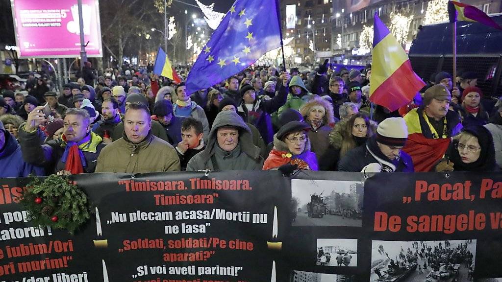 Tausende Rumänen gedenken der  Revolution von 1989 und protestieren gegen die aktuelle Regierung.