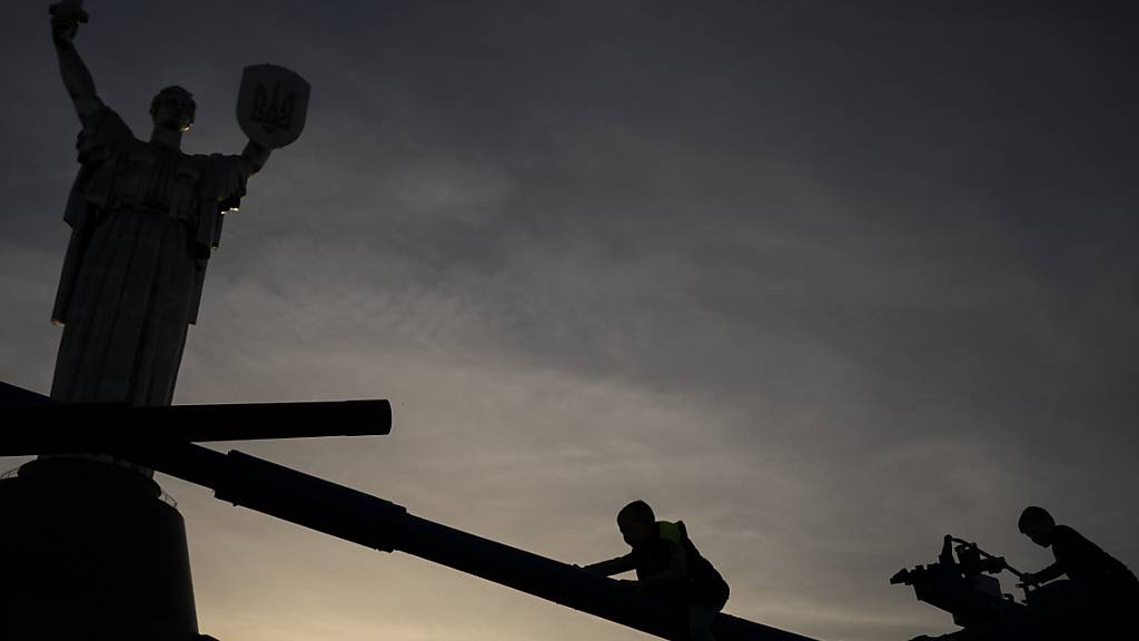 dpatopbilder - Kinder spielen auf Panzern in Kiew: Viele Ukrainer benötigen derzeit humanitäre Hilfe. Foto: Bram Janssen/AP/dpa