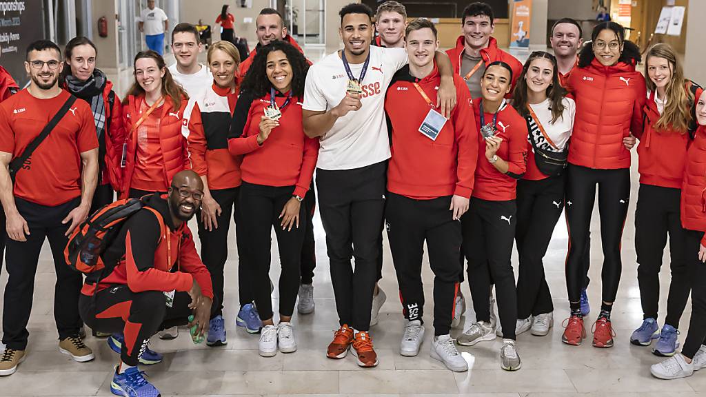 Dieses Bild soll sich in Rom wiederholen: Das Schweizer Team posiert an der Hallen-EM 2023 in Istanbul in der Hotellobby mit Medaillen um den Hals