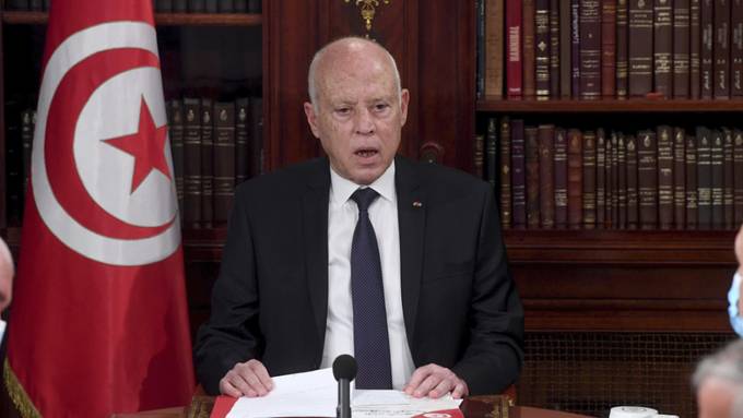 Tunesiens Präsident verteidigt Massnahmen und verhängt Ausgangssperre