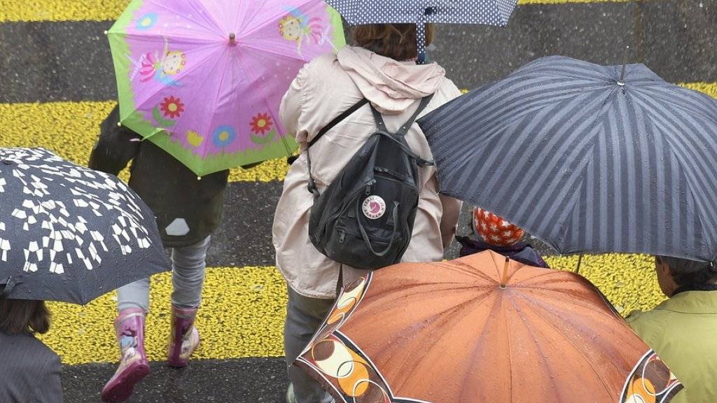 Regenschirme und Mäntel statt Frühlingsgefühle im Wonnemonat Mai.