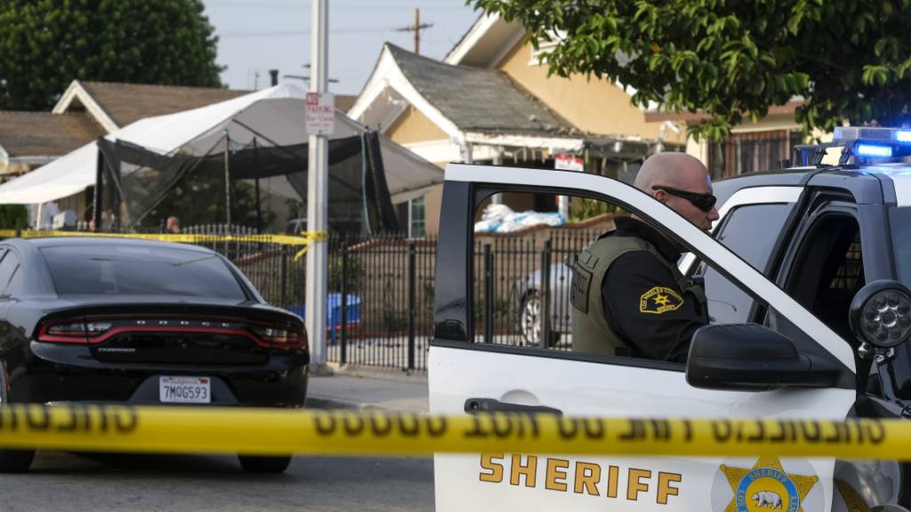 Drei Kleinkinder sind nach Polizeiangaben tot in einem Haus im Raum Los Angeles aufgefunden worden.