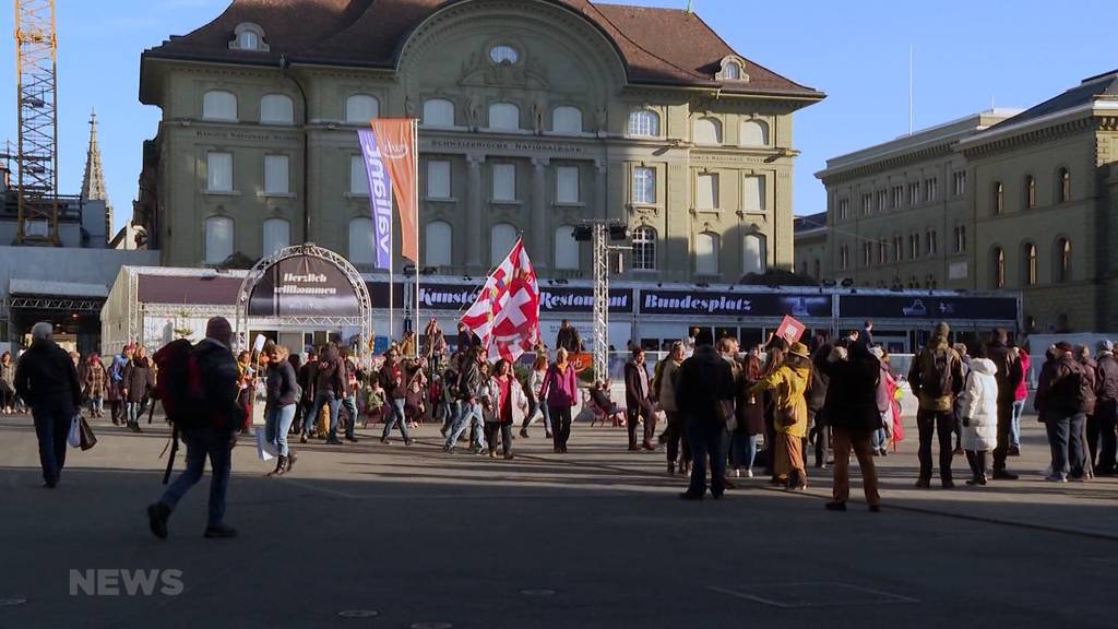 Corona-Massnahmen-Kritiker demonstrieren in Bern und Olten