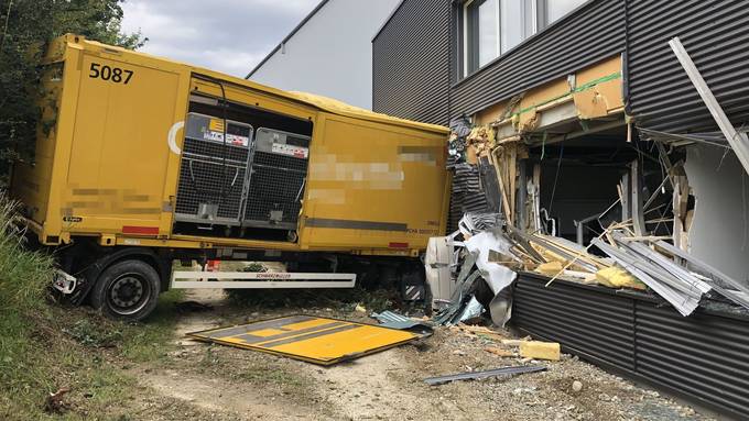 Kontrolle verloren – Lastwagen donnert in Industriegebäude