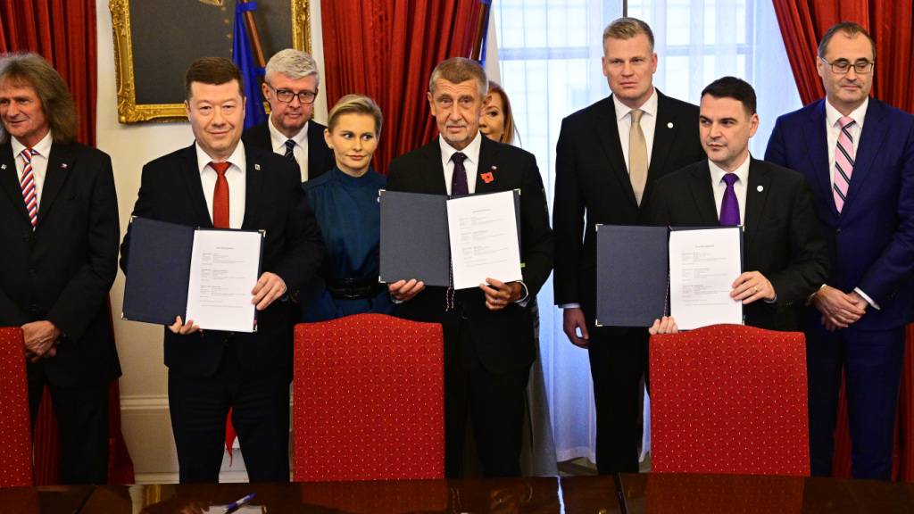 Andrej Babis (M), tschechischer Milliard‰r und Gr ̧nder der Partei ANO, stellt mit den Vorsitzenden der ultrarechten Freiheit und direkte Demokratie (SPD) und der Autofahrerpartei Motoristen einen Koalitionsvertrag nach der Unterzeichnung in der tschechischen Hauptstadt vor. Foto: ∑im·nek VÌt/CTK/dpa