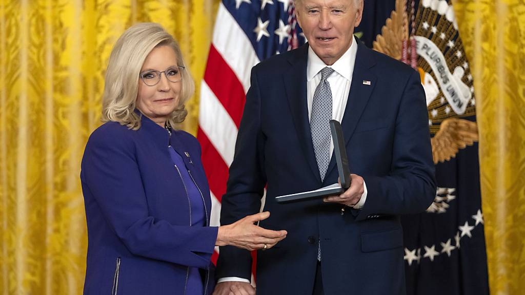 Biden ehrt republikanische Trump-Kritikerin Cheney