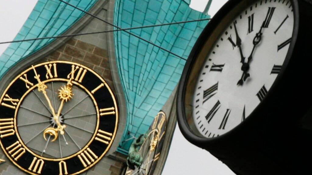 Am Sonntag Uhren um drei Uhr eine Stunde zurückdrehen: Zwei Uhren in Zürich. (Archivbild)