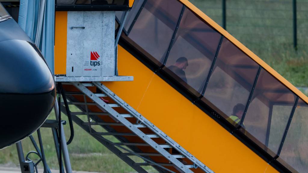 Über eine Treppe verlässt ein Passagier des von einem Hantavirus-Ausbruch betroffenen Kreuzfahrtschiffs am Flughafen Eindhoven ein Flugzeug. Das von der Kanaren-Insel Teneriffa kommende Flugzeug landete mit insgesamt 26 Passagieren und Crewmitgliedern der «Hondius». Foto: Christoph Reichwein/dpa