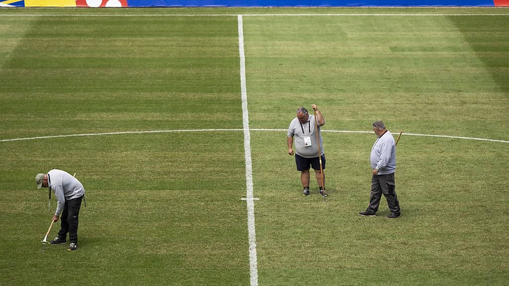 Der Rasen im Stuttgarter Waldau-Stadion wird nach dem Training bearbeitet und gepflegt