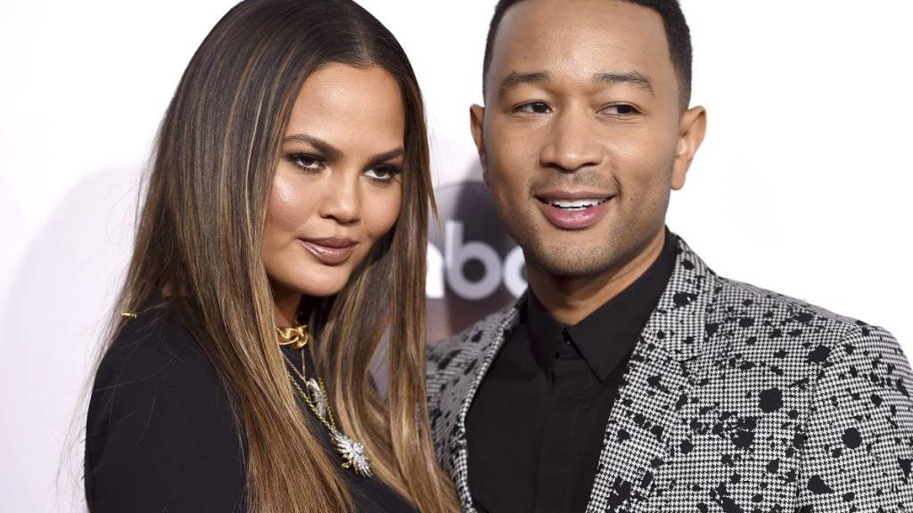 John Legend (r) bügelt seine Kleider selber. Allerdings nicht die Unterwäsche; dieses Gerücht hat seine Gefährtin Chrissy Teigen (l) in die Welt gesetzt. (Archivbild 26.11.16)