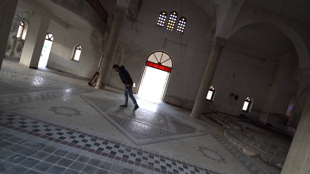 Um 17 Grad geneigt: In Griechenland steht die wohl schiefste Kirche der Welt