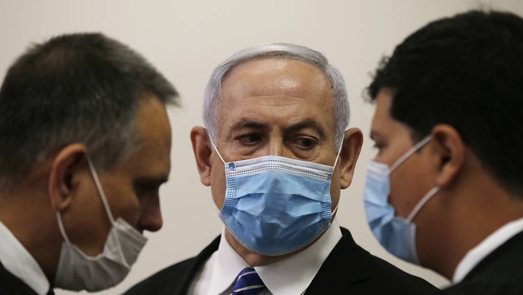 «Crime Minister» Netanjahu (Mitte) im Gerichtssaal in Jerusalem.