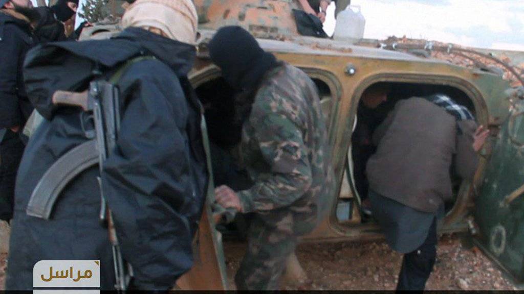 Von Fateh al-Scham verbreitete Aufnahme von Kämpfern, die sich auf einen Angriff bei Homs vorbereiten (Archiv)