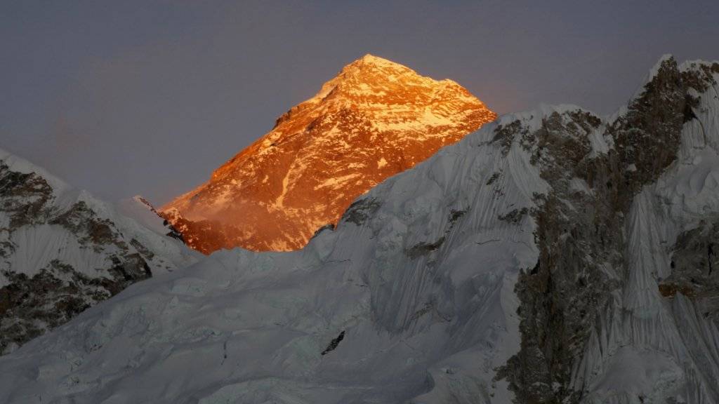 Der höchste Berg der Welt: Mount Everest. Am Freitag wurde der erste Tote seit der Wiederaufnahme der Besteigungsexpeditionen gemeldet. (Archivbild)