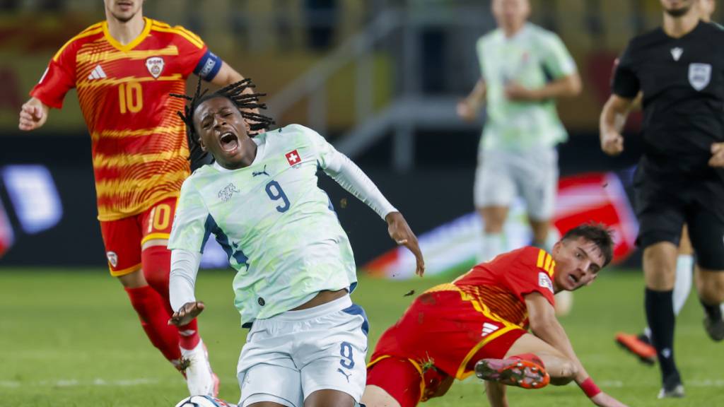 Johan Manzambi bekommt wegen seiner Bekanntheit die Härte der Gegner zu spüren - wie hier im Spiel gegen Nordmazedonien
