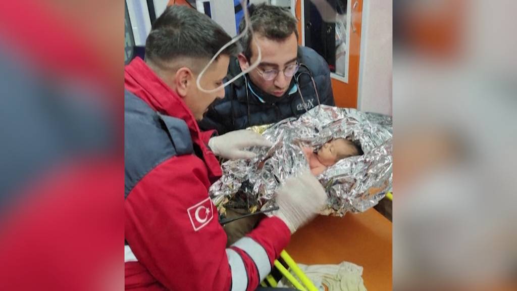 Aus Trümmern gerettet: Helfer bergen zehnmonatiges Baby und seine Mutter