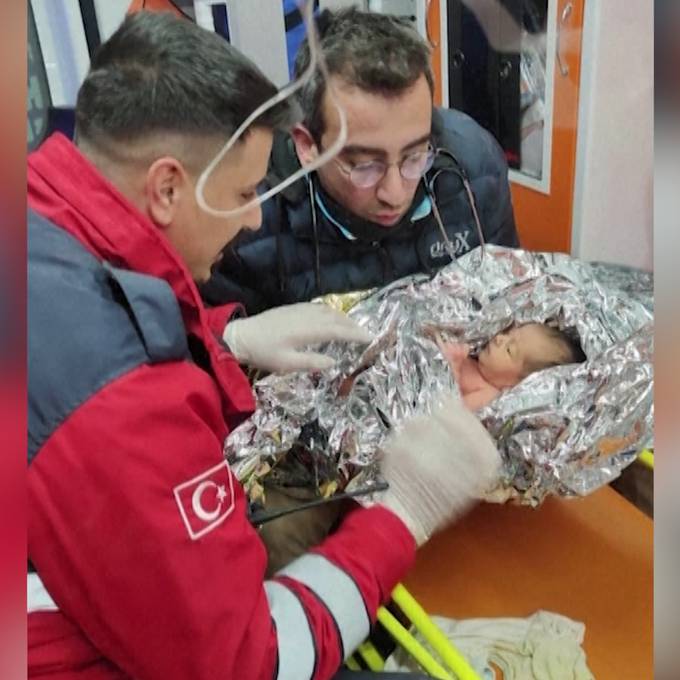 Aus Trümmern gerettet: Helfer bergen zehnmonatiges Baby und seine Mutter