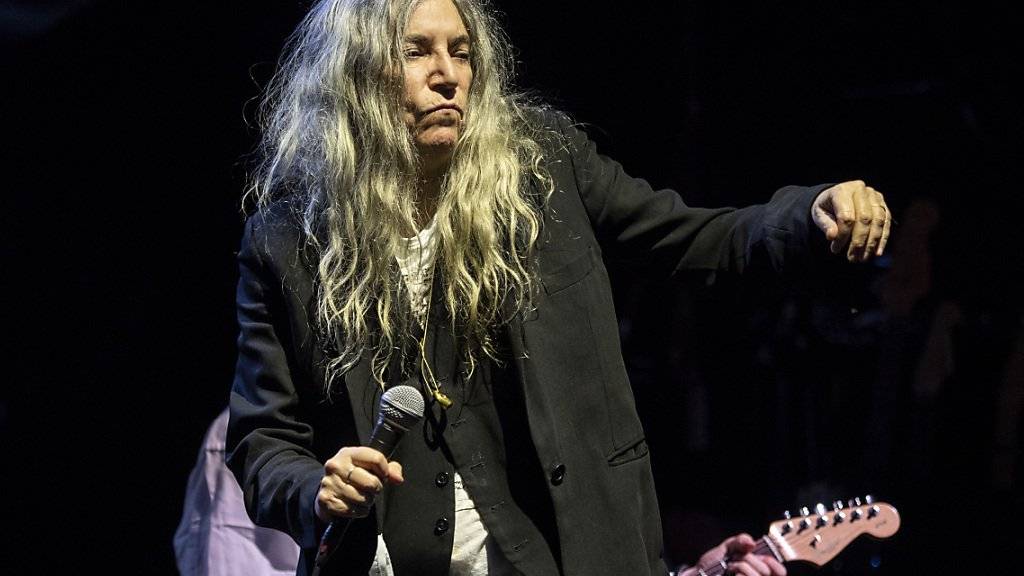 Patti Smith tanzt im Regen von Zürich