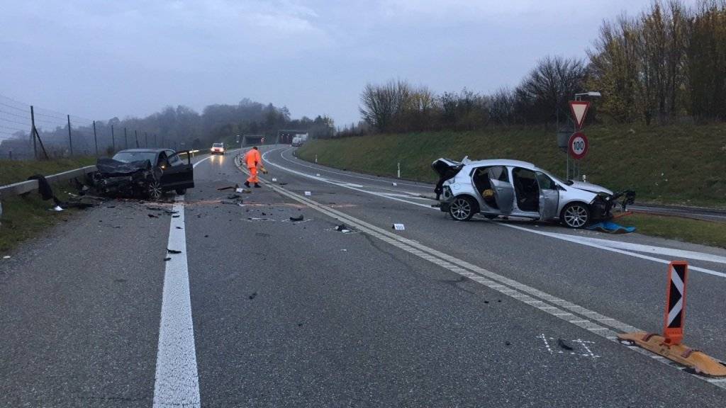 Bei einem schweren Autounfall auf der A4 bei Humlikon ZH sind am frühen Samstagmorgen fünf Personen verletzt worden.