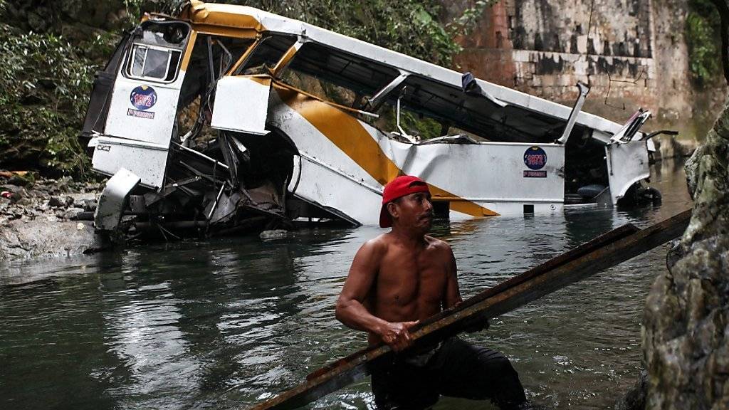 Bus stürzt in den Atoyac-Fluss in Mexiko - 20 Menschen kommen dabei ums Leben.