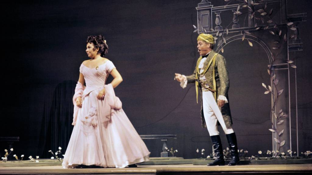 ARCHIV - Christa Ludwig und Hermann Prey in einer Szene der Oper Cosi Fan Tutte von Wolfgang Amadeus Mozart (undatierte Aufnahme). Foto: Gerhard Rauchwetter/dpa