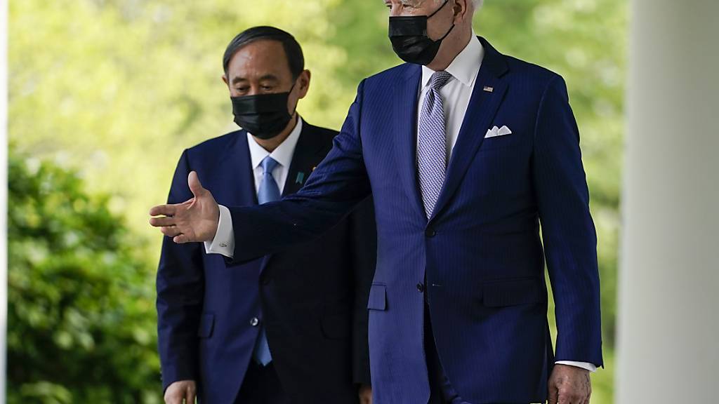 Joe Biden, Präsident der USA, und Japans Ministerpräsident Yoshihide Suga kommen aus dem Oval Office und sind auf dem Weg zu einer Pressekonferenz. Foto: Andrew Harnik/AP/dpa