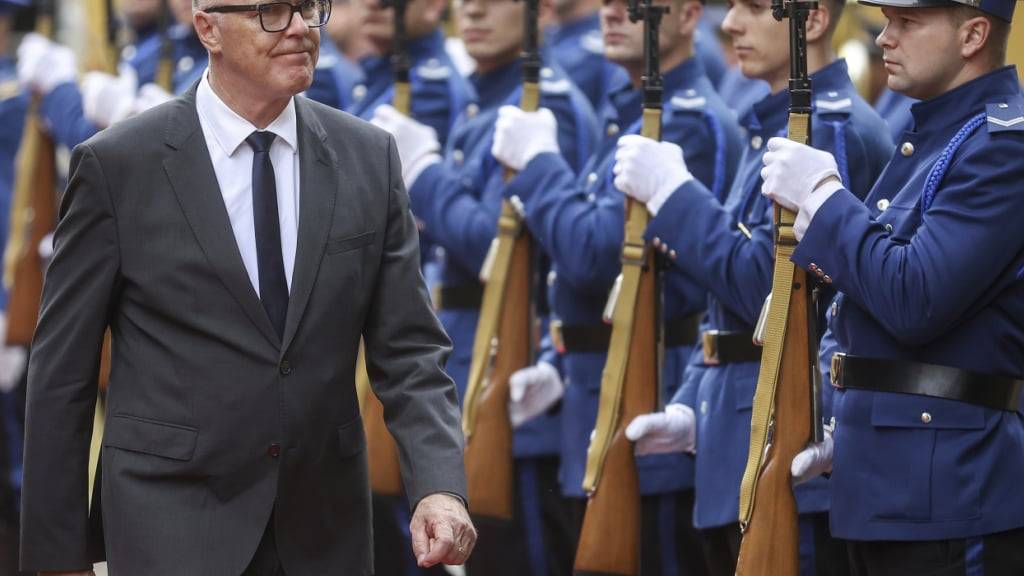 Bundesrat Martin Pfister beim Empfang in Sarajevo, der Hauptstadt von Bosnien und Herzegowina.
