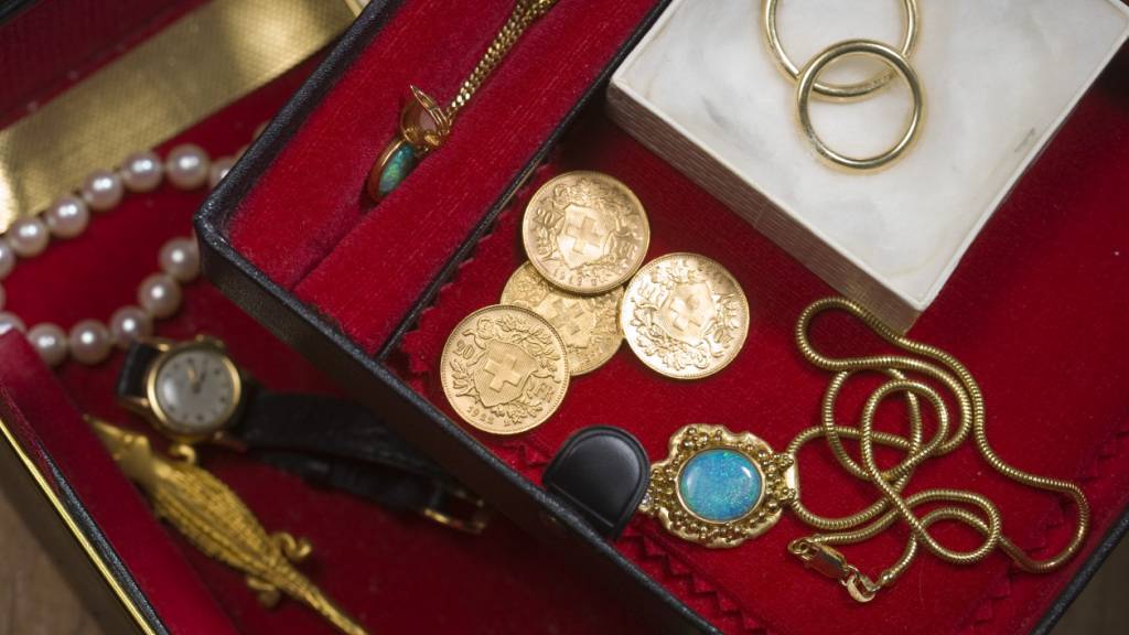 Wer Schmuck oder Gold verkaufen will, soll dies bei autorisierten Händlern tun, rät die Luzerner Polizei. (Archivbild)