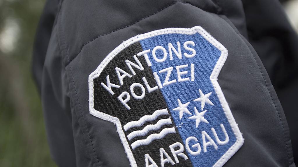 Die Kantonspolizei Aargau sucht einen unbekannten Autolenker, der in Fahrwangen AG einen Schüler auf dem Fussgängerstreifen anfuhr. (Symbolbild)