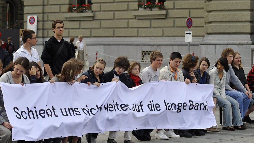 Schon im Jahr 2008 forderte ein Komitee mit einer Aktion auf dem Bundesplatz in Bern das Stimmrechtsalter 16. (Archivbild)