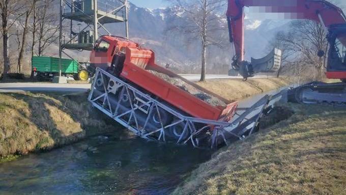 Kanalbrücke in Sevelen eingestürzt