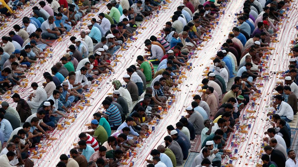 Muslime brechen ihr Fasten während des heiligen Monats Ramadan.