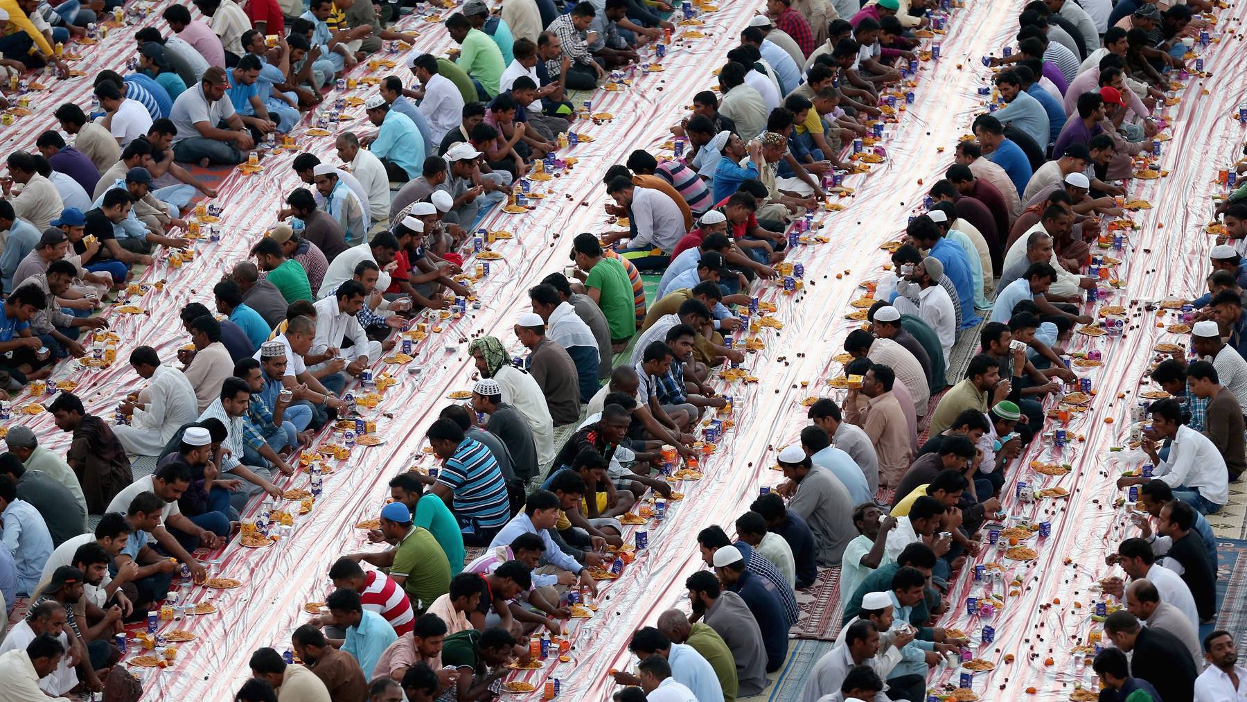 Muslime brechen ihr Fasten während des heiligen Monats Ramadan.
