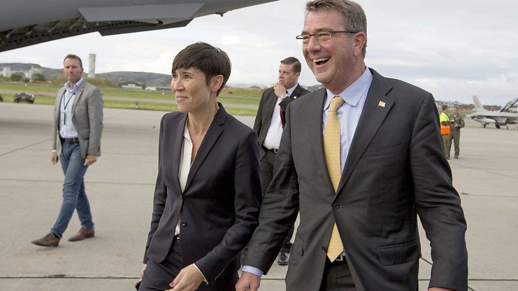 US-Verteidigungsminister Ashton Carter mit seiner norwegischen Amtskollegin Ine Eriksen Soreide: Norwegen erlaubt den USA, Soldaten auf seinem Territorium zu stationieren. (Archivbild)