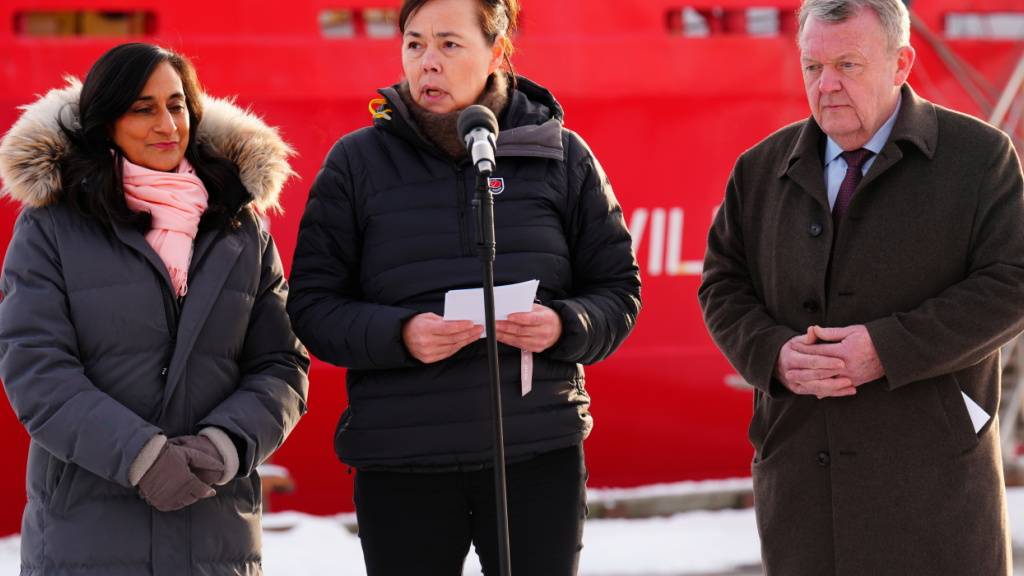 Grönlands Außenministerin Vivian Motzfeldt (M) spricht während einer Pressekonferenz mit dem dänischen Außenminister Lars Løkke Rasmussen und der kanadischen Außenministerin Anita Anand (l) in Nuuk. Foto: Ida Marie Odgaard/Ritzau Scanpix Foto/AP/dpa - ACHTUNG: Nur zur redaktionellen Verwendung und nur mit vollständiger Nennung des vorstehenden Credits