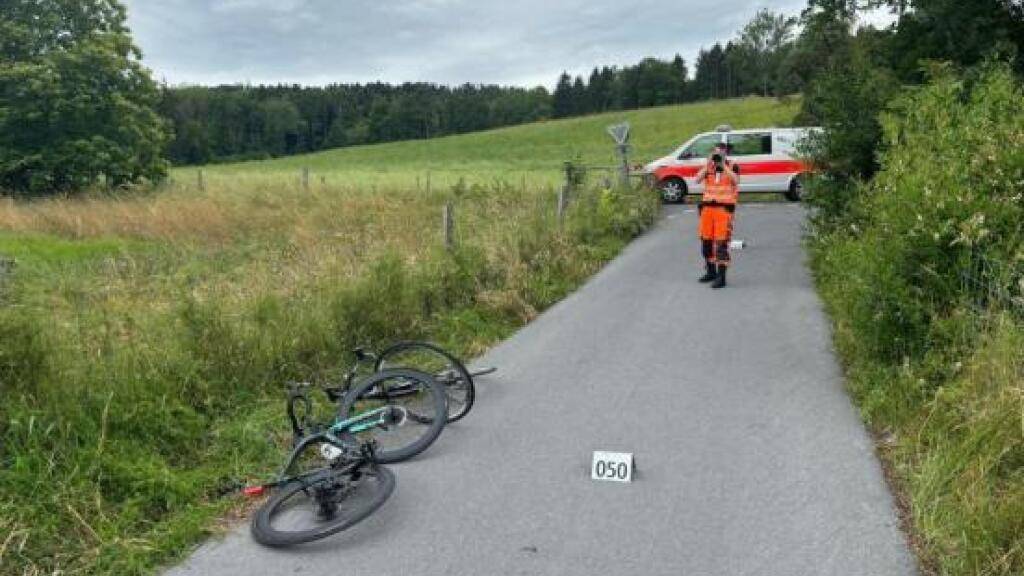 Nach ihrem Frontalzusammenstoss in Maur waren beide Rennvelofahrer am Samstag schwer verletzt.