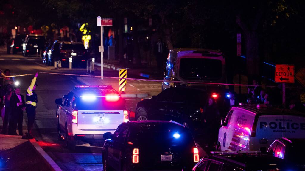 Die Polizei reagiert auf einen Zwischenfall im Washington Hilton während des White House Correspondents Dinner. Foto: Allison Robbert/FR172296 AP/dpa