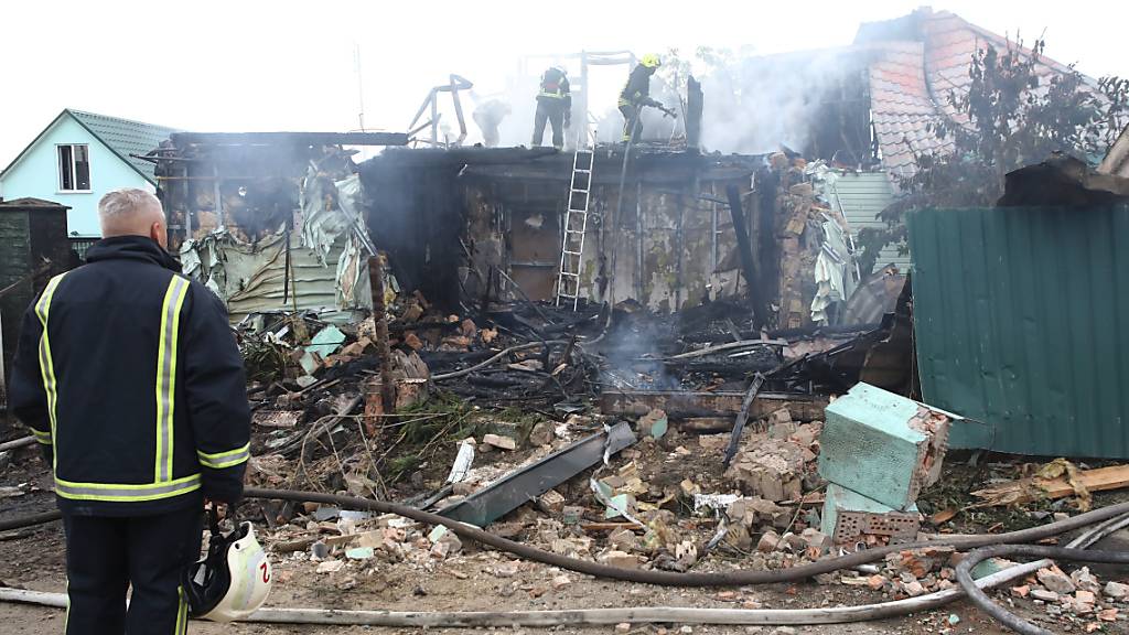 Feuerwehrleute löschen ein Feuer nach einem Raketenangriff nahe Kiew. Foto: ---/Ukrinform/dpa