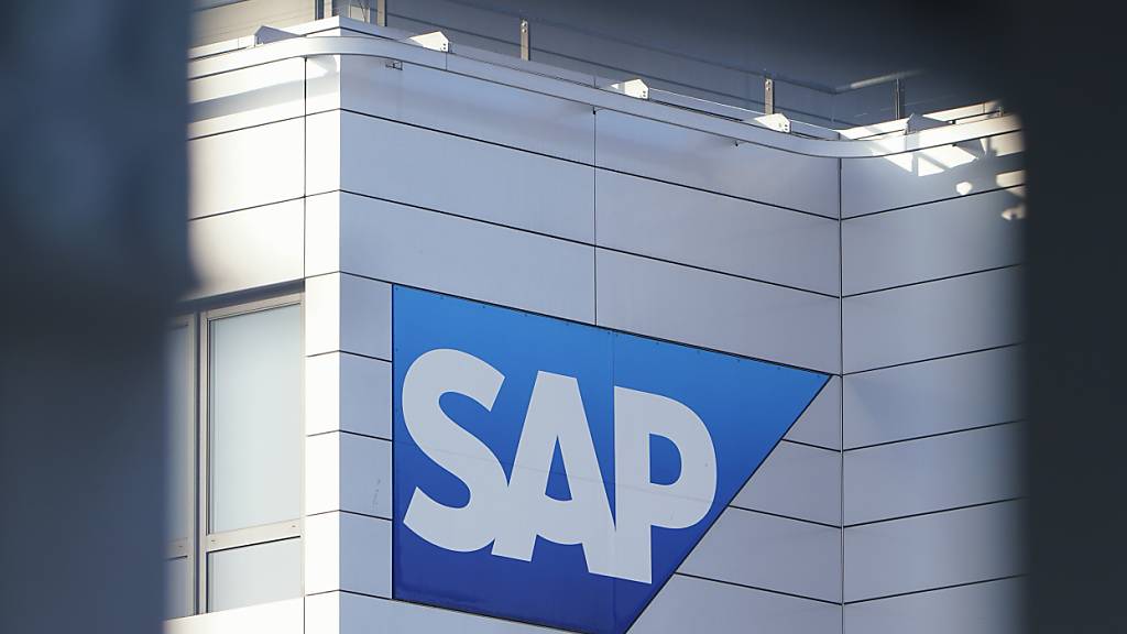 Ein Schild mit der Aufschrift «SAP» hängt an einem Gebäude der Konzernzentrale des Softwareunternehmens SAP (Archivbild).
