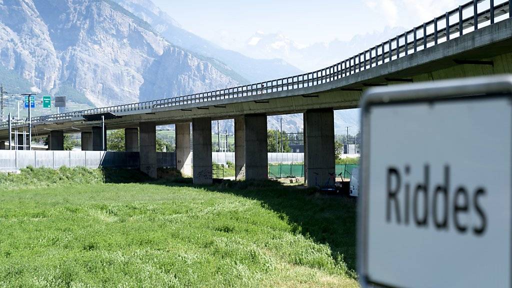 Nur eine von mehreren Brücken im Wallis, die in schlechtem Zustand sind: das Viadukt in Riddes. (Archivbild)
