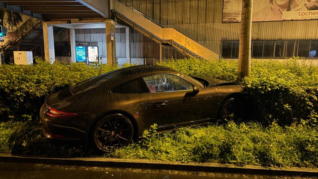 Der 19-jährige Fahrer und sein Beifahrer blieben unverletzt, der Porsche wurde beschädigt.