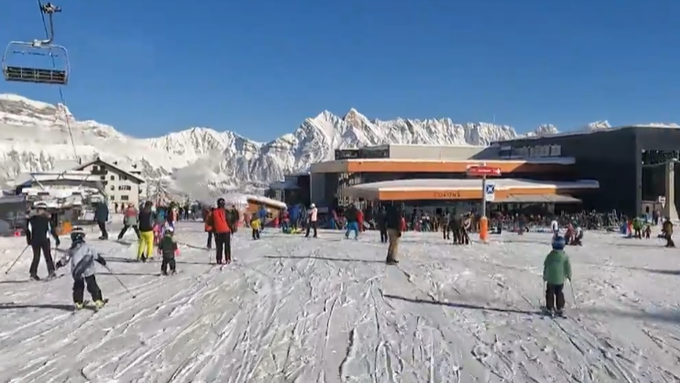 Traumhafter Ski-Tag lockt Menschen in die Berge