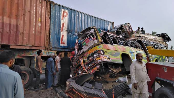 Mindestens 28 Arbeiter bei Busunfall in Pakistan getötet