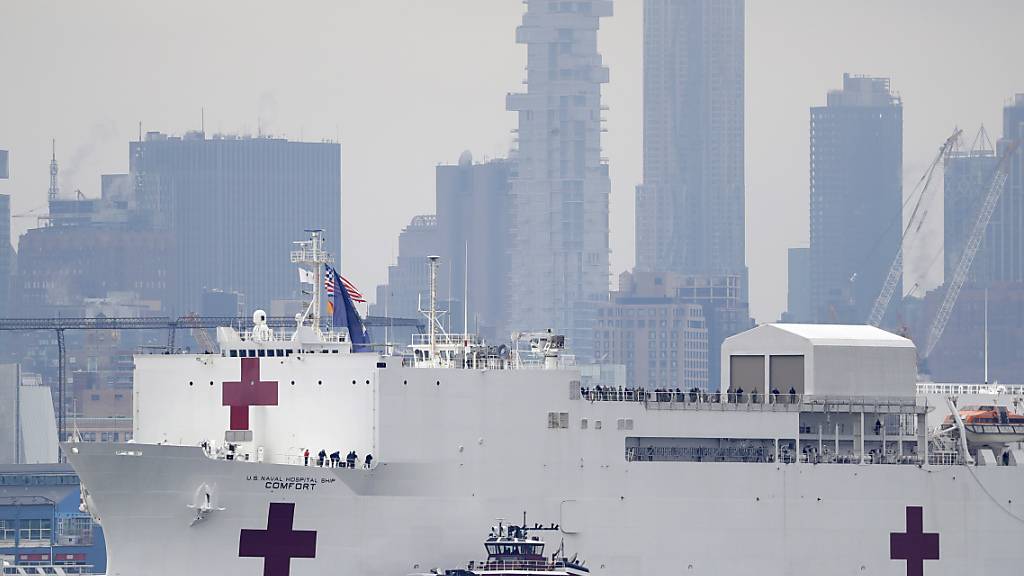 Im Kampf gegen die Coronavirus-Pandemie ist am Montag das 272 Meter lange Spitalschiff «USNS Comfort» der US-Marine in New York angekommen.