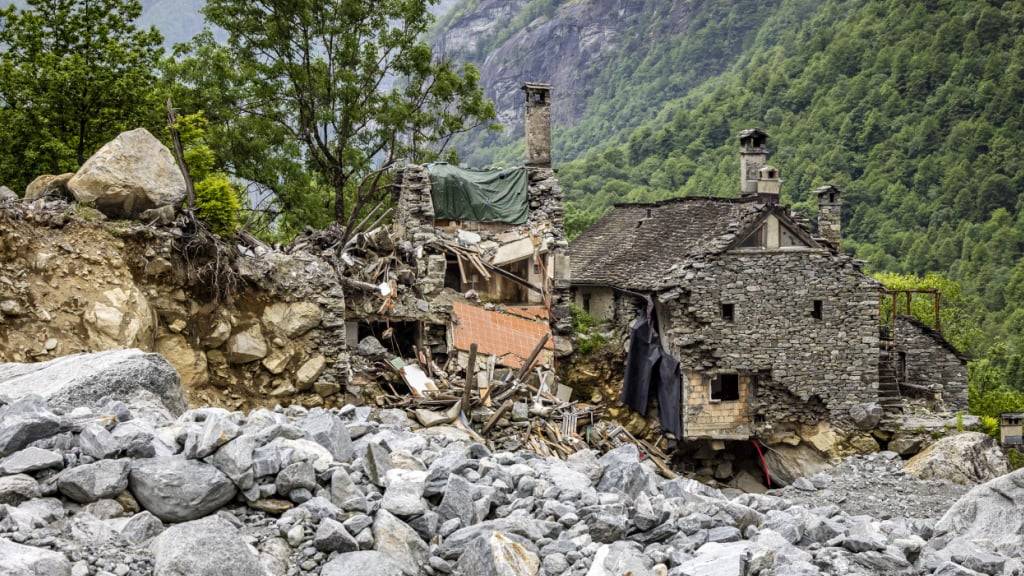 Solidarität und Resilienz in der «Lanschaft des Jahres»: Zerstörte Rustici neben der Steinlawine bei Fontana im Val Bavona.