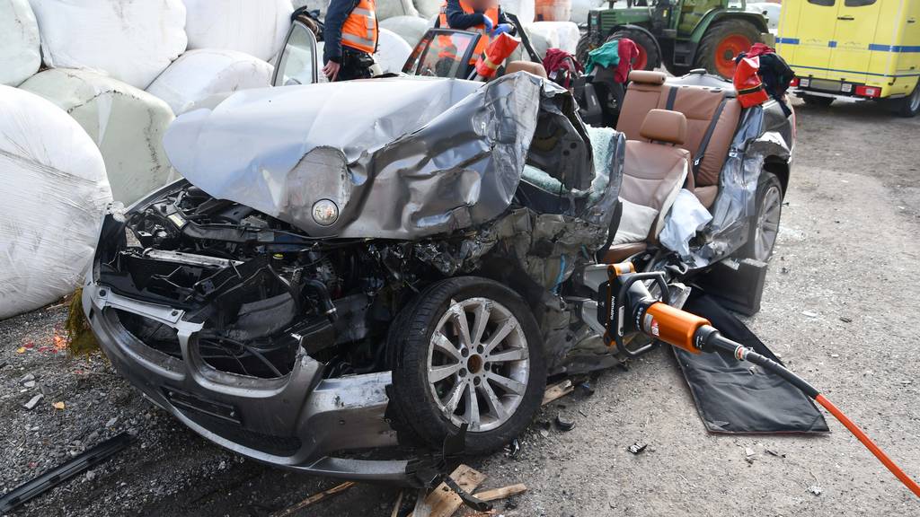Horror-Crash: Auto knallt in Silo – zwei Personen verletzt