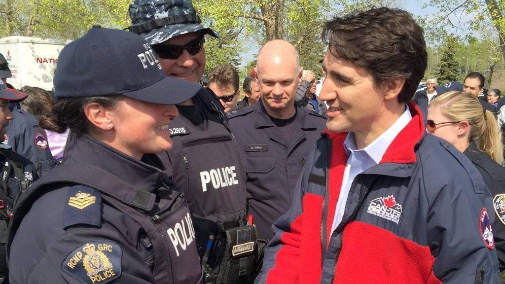 «Die Arbeit, die Sie geleistet haben»: Kanadas Premier Justin Trudeau bedankt sich bei den Einsatzkräften im Waldbrandgebiet Alberta.