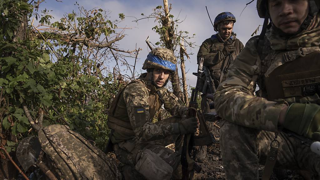 ARCHIV - Ukrainische Soldaten der 3. Sturmbrigade sind an der Frontlinie in der Nähe von Andrijewka im Einsatz. Foto: Mstyslav Chernov/AP
